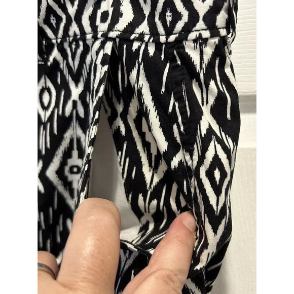 Old Navy Everyday Twill Short Womens‎ Size 12 Black White Ikat Mid Rise Cotton - Picture 3 of 7